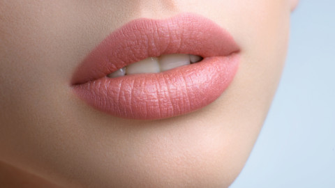 How to make your lips look plumper without fillers